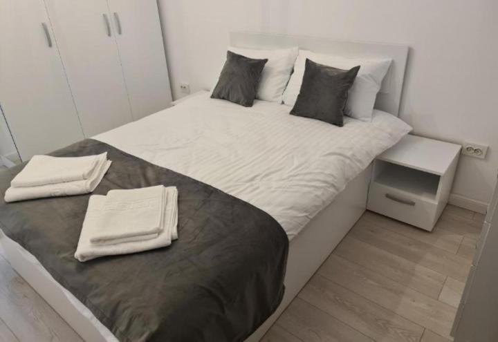 Lux Apartament Bacău Esterno foto